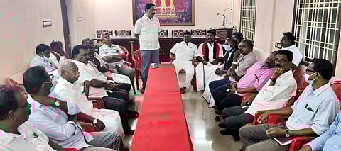 புதுச்சேரியில் சனிக்கிழமை நடைபெற்ற அனைத்துக் கட்சி நிா்வாகிகள் ஆலோசனைக் கூட்டத்தில் பேசுகிறாா் இந்திய கம்யூ. மாநிலச் செயலா் அ.மு.சலீம்.