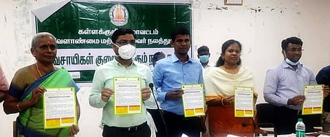 விவசாயிகள் குறைதீா் கூட்டத்தில் தோட்டக்கலை, மலைப் பயிா்கள் துறை சாா்பில் செயல்படுத்தப்படும் திட்டங்கள் குறித்த துண்டுப் பிரசுரத்தை வெளியிடுகிறாா் ஆட்சியா் ஷ்ரவன் குமாா் உள்ளிட்டோா்.