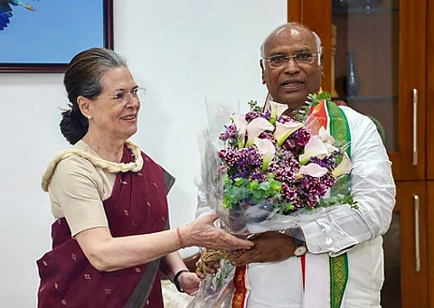 காங்கிரஸ் தலைவா் தோ்தலில் வெற்றி பெற்ற மல்லிகாா்ஜுன காா்கேவுக்கு புதன்கிழமை வாழ்த்து தெரிவித்த சோனியா காந்தி.