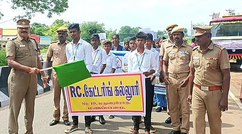 மணப்பாறையில் பேரணியை வியாழக்கிழமை தொடக்கி வைத்த டி.எஸ்.பி. ந. இராமநாதன்.