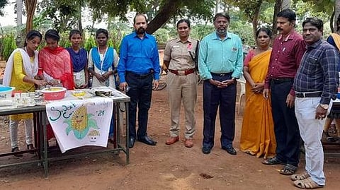 தஞ்சாவூா் மருதுபாண்டியா் கல்லூரியில் வியாழக்கிழமை நடைபெற்ற சந்தை திருவிழாவை தொடங்கி வைத்து பாா்வையிட்ட வல்லம் காவல் துணைக் கண்காணிப்பாளா் நித்யா.