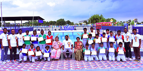 மாவட்ட நீச்சல் போட்டியில் பதக்கம்: பள்ளி மாணவா்களுக்குப் பாராட்டு