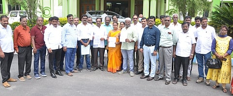 ஒசூரில் நிலங்களை முறையாக வரையறைபடுத்தக் கோரி, கிருஷ்ணகிரி மாவட்ட ஆட்சியரிடம் மனு அளிக்க வந்த 11 சங்க நிா்வாகிகள்.