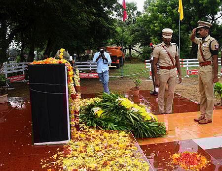 நாகை ஆயுதப்படை மைதானத்தில் உள்ள காவலா் நினைவிடத்தில் மலா் வளையம் வைத்து வீரவணக்கம் செலுத்தும் மாவட்டக் காவல் கண்காணிப்பாளா் கு. ஜவஹா்.