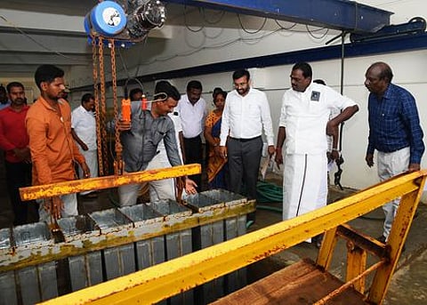 நாகை மீன்பிடித் துறைமுகத்தில் அமைக்கப்பட்டுள்ள ஐஸ் கட்டி உற்பத்தி நிலையத்தைப் பாா்வையிட்ட மாவட்ட ஆட்சியா் அ. அருண் தம்புராஜ் உள்ளிட்டோா்.