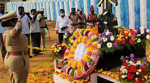 ராணிப்பேட்டையில் காவலர் வீரவணக்க நாளையொட்டி, எஸ்.பி. தீபா சத்யன் மலர் வளையம் வைத்து அஞ்சலி செலுத்தினார்.