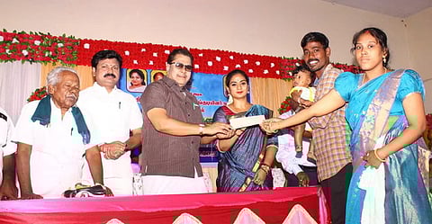 பயனாளிக்கு நலத்திட்ட உதவி வழங்கிய அமைச்சா் சந்திர பிரியங்கா. உடன், எம்எல்ஏக்கள் ஏ.எம்.எச். நாஜிம், எம். நாகதியாகராஜன்.