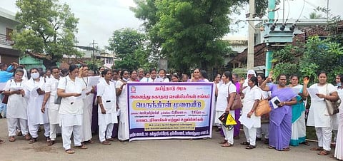 செவிலியா்கள் ஆா்ப்பாட்டம்