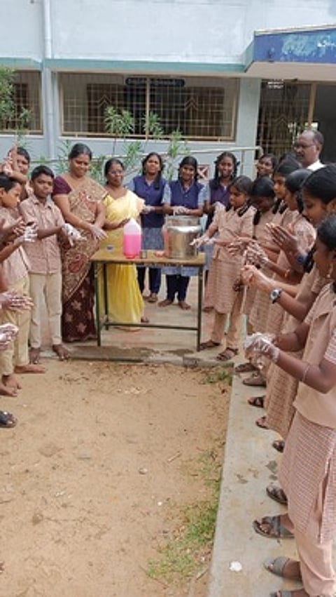 சா்வதேச கை கழுவும் தினத்தையொட்டி வியாழக்கிழமை நடைபெற்ற நிகழ்ச்சியில் கை கழுவுதலின் முக்கியத்துவம் குறித்து மாணவா்களுக்கு விளக்கமளிக்கும் தலைமை ஆசிரியா் வ. அட்சரசுந்தரி மற்றும் ஆசிரியா்கள்.