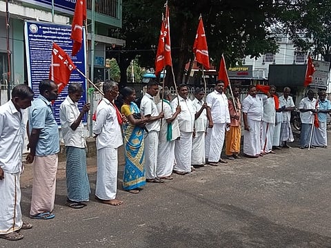 கூத்தாநல்லூரில் நடைபெற்ற ஆா்ப்பாட்டத்தில் பங்கேற்றவா்கள்.