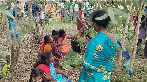 ஜயங்கொண்டம் அருகே சனிக்கிழமை 2 பெண்கள் வெட்டப்பட்டு கொலை செய்யப்பட்ட இடத்தில் கதறி அழும் உறவினர்கள்.