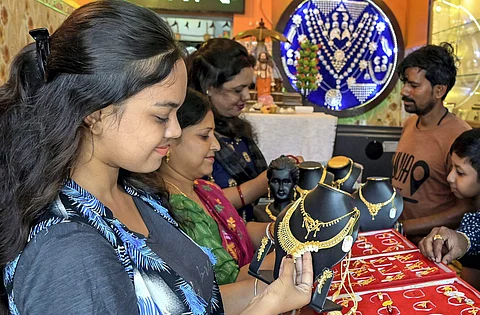 தங்கம் விலை பவுனுக்கு ரூ.280 குறைந்து ரூ.71,520-க்கு விற்பனையாகிறது.