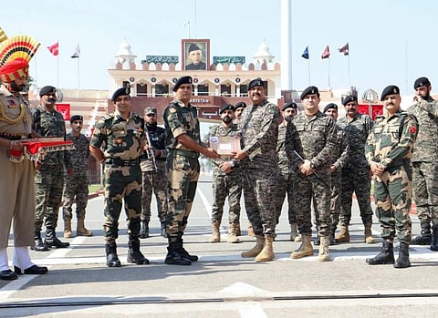 எல்லையில் அண்டை நாட்டு வீரர்களுக்கு இனிப்புகள் பகிர்ந்து தீபாவளி கொண்டாட்டம்