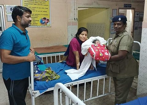 ரயில்வே அதிகாரியின் மனைவிக்கு ரயில் நிலையத்தில் பிரசவம்