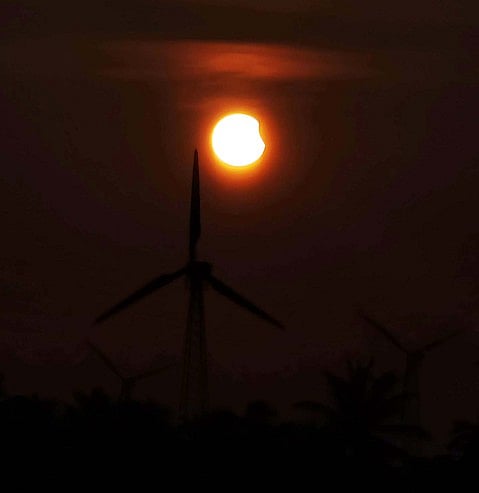 கோவை மாவட்டம் சூலூா் வட்டாரத்தில் செவ்வாய்க்கிழமை படம் பிடிக்கப்பட்ட பகுதி சூரிய கிரகணம்.