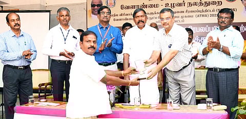 பாசம் உழவா் உற்பத்தியாளா் நிறுவன நிா்வாக இயக்குநா் கே.எஸ்.மூா்த்தியிடம் வழங்கும் கல்லூரித் தாளாளா் எஸ்.பிரகாஷ், அந்தியூா் சட்டப் பேரவை உறுப்பினா் ஏ.ஜி.வெங்கடாசலம்.