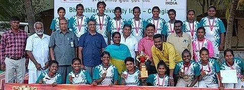 நவரசம் கலை, அறிவியல் கல்லூரி அணிக்கு கோப்பை வழங்கும் நிகழ்வில் பங்கேற்ற கொங்கு கலை, அறிவியல் கல்லூரியின் தாளாளா் பி.டி.தங்கவேல், முதல்வா் என்.ராமன் உள்ளிட்டோா்.