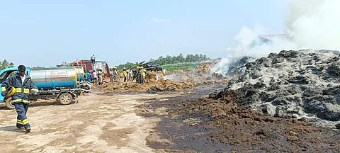 திருச்சி - மதுரை தேசிய நெடுஞ்சாலையில் அதிகாரம் என்னுமிடத்தில் உள்ள தேங்காய் நார் ஆலையில் ஏற்பட்ட தீ விபத்தால் அந்த பகுதி புகை மண்டலமாக காட்சியளிக்கிறது.