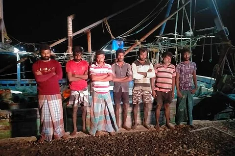 இலங்கை கடற்படையினரால் சிறைபிடிக்கப்பட்ட ராமேசுவரம் மீனவர்கள்!