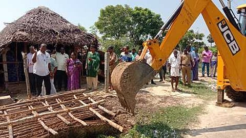 நீா்நிலை புறம்போக்கில் கட்டப்பட்ட வீடுகள் இடித்து அகற்றம்: கண்டித்து சாலை மறியல்