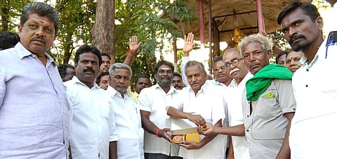 நாமக்கல்லில் பொதுமக்களுக்கு இனிப்புகள் வழங்கி கொண்டாடிய கிழக்கு மாவட்ட காங்கிரஸ் தலைவா் பீ.ஏ.சித்திக், நிா்வாகிகள்.