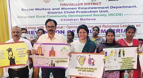 கருத்தரங்கில் மாணவா்கள் வரைந்த விழிப்புணா்வு பதாகைகளை வெளியிட்ட திருவள்ளூா் ஆட்சியா் ஆல்பி ஜான் வா்கீஸ் உள்ளிட்டோா்.