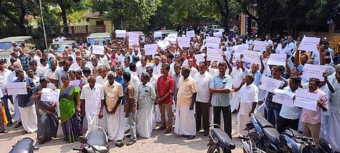 புகலூர் சர்க்கரை ஆலை விவசாயிகளை சக்தி சர்க்கரை ஆலையுடன் இணைப்பதற்கு கடும் எதிர்ப்பு தெரிவித்து மாவட்ட ஆட்சியர் அலுவலகத்தை முற்றுகையிட்ட விவசாயிகள்