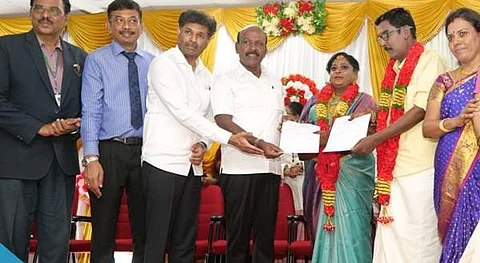மனநல காப்பகவாசிகளான மகேந்திரன்-தீபா தம்பதியினருக்கு திருமண பரிசாக பணி நியமன ஆணையை வழங்கிய அமைச்சர் மா.சுப்பிரமணியன்.