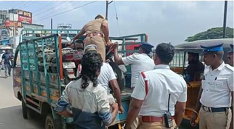 நீண்ட நாள்களாக கேட்பாரற்று நிற்கும் வாகனங்களை பறிமுதல் செய்து கொண்டுச் செல்லும் போக்குவரத்து காவலர்கள்.