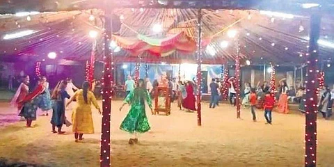 கர்பா நடனம் ஆடிய மகன் திடீர் உயிரிழப்பு: அதிர்ச்சியில் தந்தையும் மரணம்!