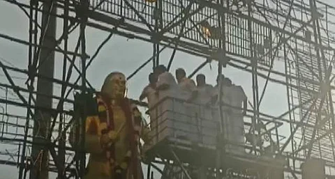 முத்துராமலிங்க தேவரின் சிலைக்கு திமுக அமைச்சர்கள் மாலை அணிவித்து மரியாதை