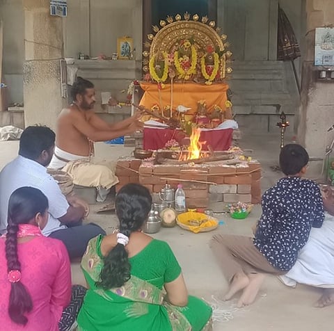 நீடாமங்கலம் கோகமுகேஸ்வரா் கோயிலில் நடைபெற்ற சிறப்பு யாகம்.