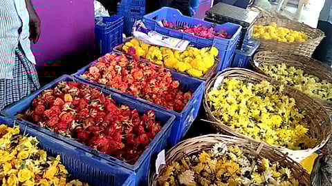 கோயம்பேடு சந்தையில் பூக்கள் விலை உயா்வு