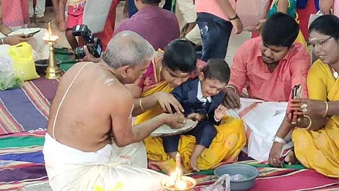 சித்தாபுதூர் ஐயப்பன் கோயில் குழந்தைகளின் கல்வியை தொடங்கும் விதமாக வித்யாரம்பம் என்ற நிகழ்ச்சியில் குழந்தையின் விரலை பிடித்து பச்சரியில் ”ஓம்” எழுத வைக்கப்படுகிறது.