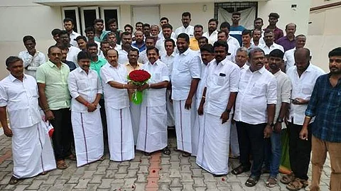 தென்காசி வடக்கு மாவட்ட முன்னாள் அமமுக செயலாளர் அய்யாதுரை பாண்டியன் தலைமையில் நூற்றுக்கும் மேற்பட்டோர் அதிமுகவில் இணைந்தனர்.