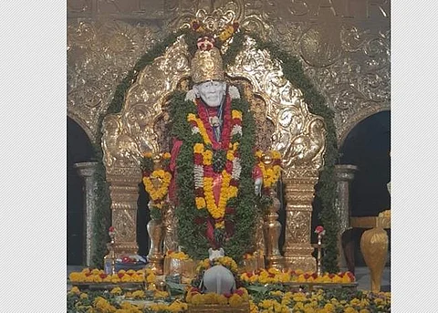 }பந்தல்குடி ஸ்ரீசீரடி சாய்பாபா கோவிலில் சர்வ அலங்காரத்தில் பாபா.