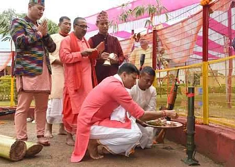 ஆயுத வழிபாடு நடத்தும் ஜார்கண்ட் ஆயுதப் படை பிரிவு - 1 வீரர்கள்