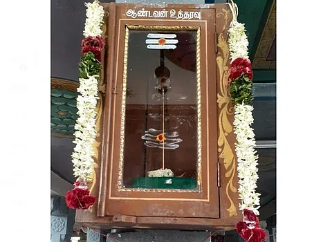 காங்கயம் அருகே, சிவன்மலை முருகன் கோயிலில், கண்ணாடிப் பெட்டிக்குள் வைக்கப்பட்டிருக்கும் வேல்.