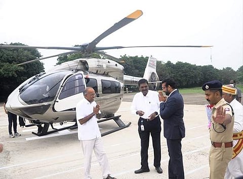 சிங்கப்பூர் உள்துறை அமைச்சர் காசிவிஸ்வநாத சண்முகத்தை வரவேற்ற மாவட்ட ஆட்சியர் அ. அருண் தம்புராஜ். உடன் மாவட்டக் காவல் கண்காணிப்பாளர் கு. ஜவஹர்.