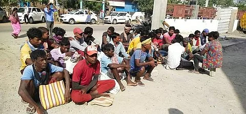 தர்னா போராட்டத்தில் ஈடுபட்டுள்ள வட மாநில தொழிலாளர்கள்