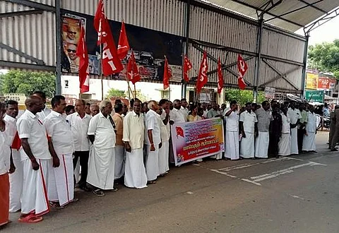 கோட்டூர் பேருந்து நிலையம் அருகே ஆர்ப்பாட்டத்தில் ஈடுப்பட்ட திருத்துறைப்பூண்டி எம்எல்ஏ க.மாரிமுத்து உள்ளிட்ட விவசாயிகள் சங்கத்தினர்.