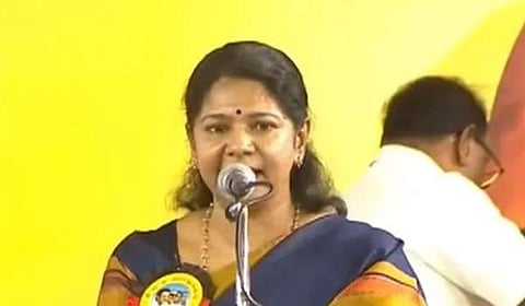 அப்பா இல்லாத இடத்தில் உங்களை வைத்து பார்க்கிறேன்... கண்கலங்கி பேசிய கனிமொழி!