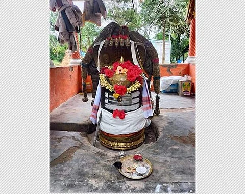 தஞ்சாவூர் மாவட்டம், கும்பகோணம் அருகே உடையாளூரிலுள்ள தோட்டத்தில் ராஜராஜசோழன் நினைவிடமாக வழிபடப்படும் சிவலிங்கம்.