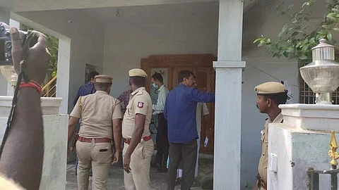 திருமுல்லைவாசல் பகுதியில் அல் பாசித் வீட்டில் சோதனை நடத்தும் தேசிய புலனாய்வு முகமை அதிகாரிகள்.