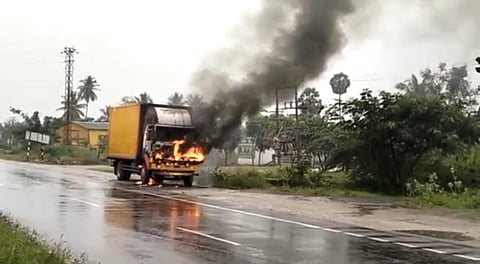 ஆத்தூர் அருகே சாலையில் திடீரென தீப்பிடித்து எரிந்த லாரி