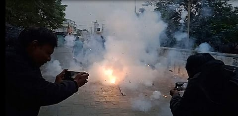 நளினி விடுதலையை பட்டாசு வெடித்தும், இனிப்பு வழங்கியும் கொண்டாடிய மக்கள்