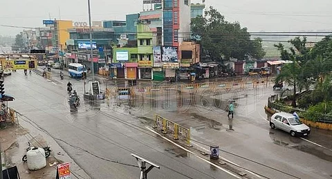 ராணிப்பேட்டை முத்துகடை பேருந்து நிலைய நான்குவழிச் சாலை சந்திப்பில் வாகன போக்குவரத்து, மக்கள் நடமாட்டம் இன்றி வெறிச்சோடியது.