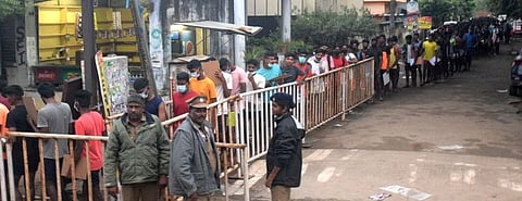 திருச்சி தேசியக் கல்லூரியில் ஞாயிற்றுக்கிழமை நடைபெற்ற எழுத்துத் தோ்வில் பங்கேற்கக் காத்திருக்கும் இளைஞா்கள்.