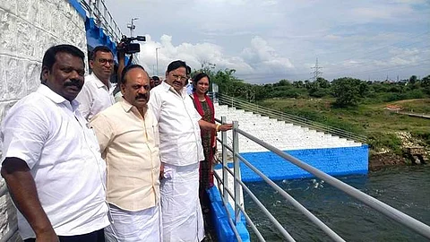 செம்பரம்பாக்கம் ஏரியை நேரில் பாா்வையிட்டு ஆய்வு நடத்திய அமைச்சா்கள் துரைமுருகன், தா.மோ.அன்பரசன் உள்ளிட்டோர்.