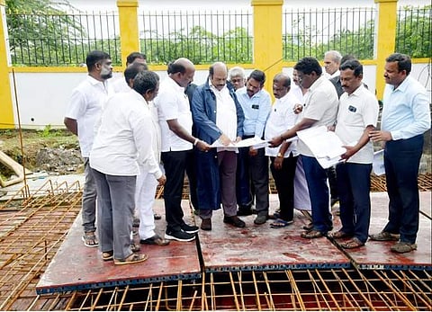 சென்னையின் தாழ்வான பகுதிகளில் மழைநீர் தேங்குவதை தடுப்பது தொடர்பாக மேற்கொள்ளப்பட்டுவரும் பணிகளை நேரில் ஆய்வு மேற்கொண்ட அமைச்சர்கள் எ.வ.வேலு, மா. சுப்பிரமணியன்.